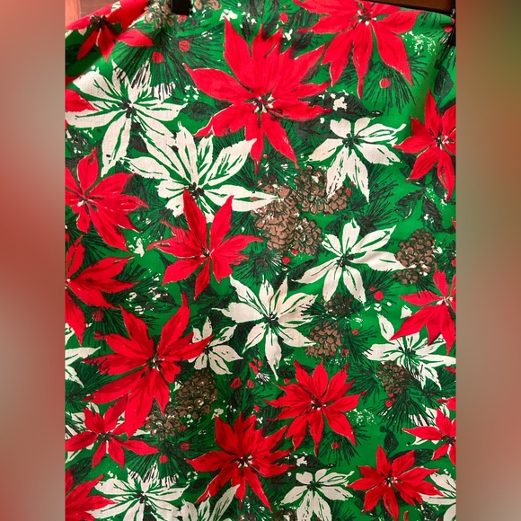 VTG Printed Poinsettia and Pinecone Christmas Table Cloth. Comes with/ 2napkins - Picture 4 of 7